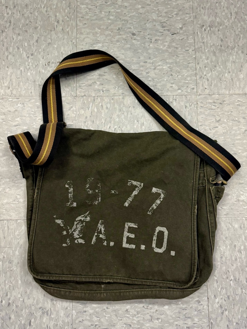 Men's Olive Green Vintage Canvas Messenger Bag